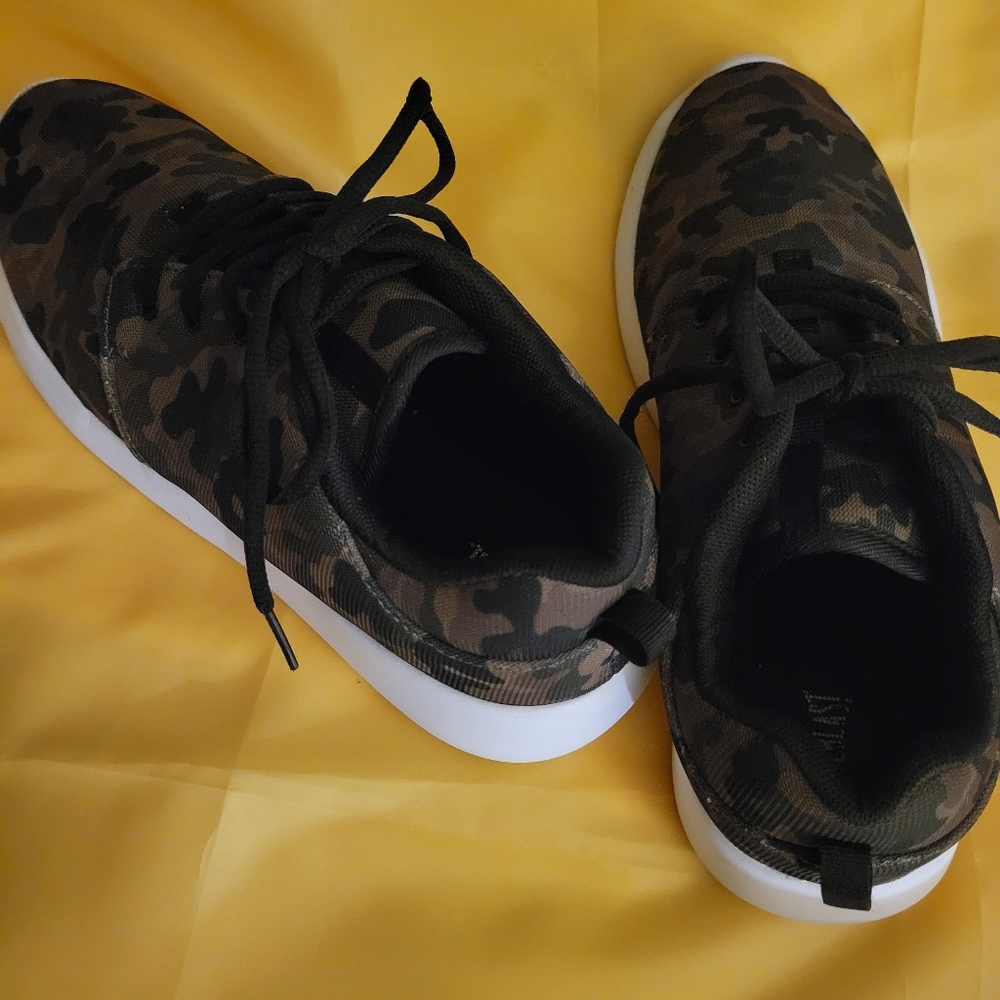 Woman's Everlast Camouflage Tennis Shoe - Picture 4 of 7